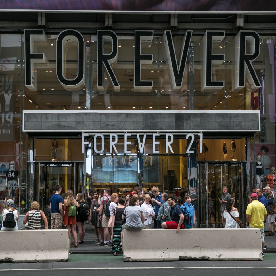 crowd-of-people-gather-outside-the-forever-21-store-in-news-photo-696716076-1567028284.jpg